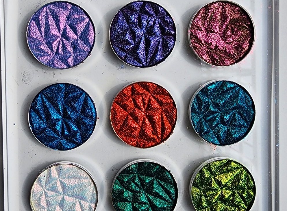 Aurora colour-shift effect nail shades in natural sunlight